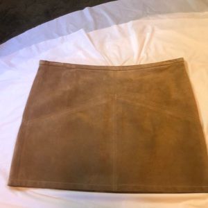 Laundry by Shelli Segal Tan Suede Mini Skirt. Size 6